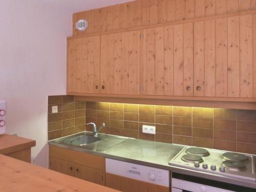 莱斯奥琉斯Appartement Méribel, 2 pièces, 6 personnes - FR-1-411-9的厨房配有水槽和炉灶 顶部烤箱