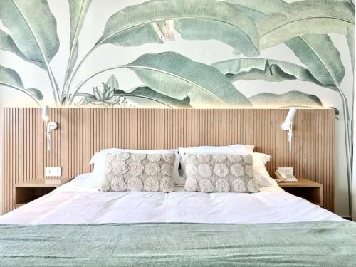 Banana Leaf Beachfront Exotic Room in Batroun的卧室配有一张壁画大床
