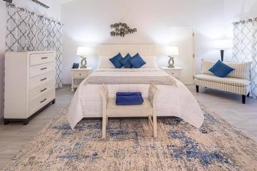 Dickenson BayAntigua Village- Villa Lilly 33B的大卧室配有一张带蓝色枕头的大床