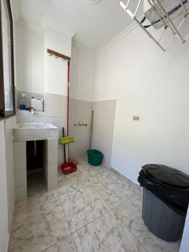 卡塔赫纳Apartamento Vacacional Cartagena Colombia的一间带水槽和垃圾桶的浴室