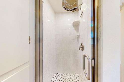 圣克鲁兹Seabright的浴室里设有玻璃门淋浴