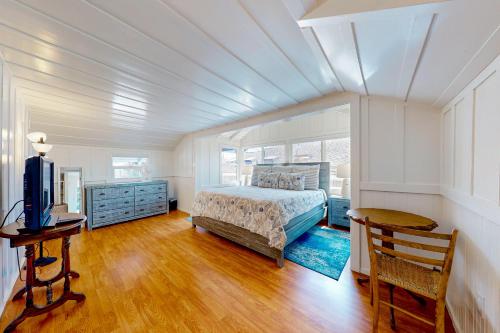 圣克鲁兹Seabright的一间卧室配有一张床、一张桌子和一台电视。