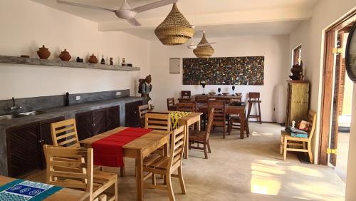 江比阿Kholle Villa的一间带木桌椅的餐厅和一间用餐室