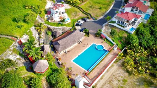 哈马Refugio Sova的享有带游泳池的房屋的空中景致