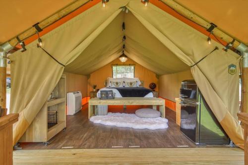 NavasotaIn A Meading - Safari Tent - BeeWeaver Honey Farm的帐篷内的卧室,配有一张床