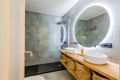 阿尔布费拉Alfamar Apartment at Praia da Falesia的浴室设有2个水槽和镜子