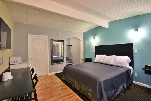 圣地亚哥洛奇32号旅馆的一间卧室配有一张床、一张桌子和一张书桌