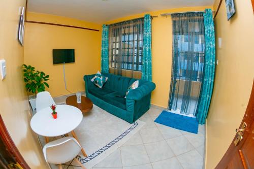 基苏木cla bnb的客厅配有绿色沙发和桌子