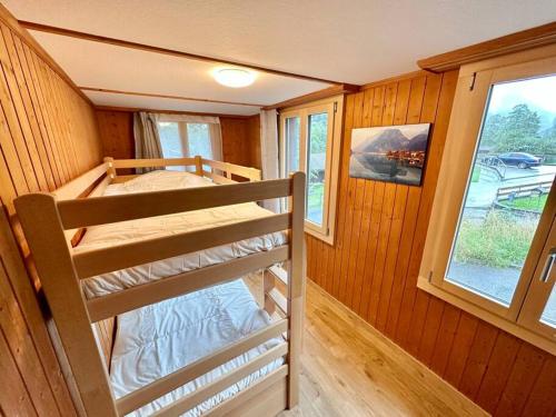 劳特布龙嫩Staubbach View - Traditional Chalet Apartment的带窗户的客房内的两张双层床