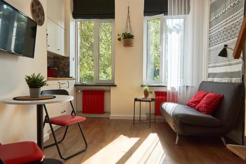 白采尔科维Затишні дворівневі смарт апартаменти的客厅配有沙发和桌子