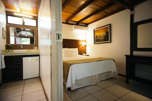曼塔霸岚达酒店的酒店客房设有床和水槽