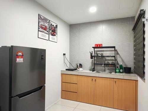怡保7&9 Manhattan Condominium Ipoh的厨房配有水槽和冰箱