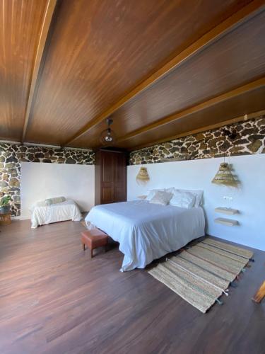 SabinosaCasita La Enramada的一间卧室设有一张大床和木制天花板