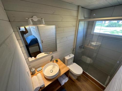 德尔迪阿布罗角Amphibias的一间带水槽、卫生间和镜子的浴室