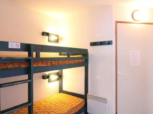 于埃Appartement Huez, 1 pièce, 4 personnes - FR-1-405-183的带两张双层床和一扇门的房间
