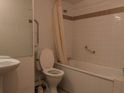 于埃Appartement Huez, 1 pièce, 4 personnes - FR-1-405-183的浴室配有卫生间、浴缸和水槽。