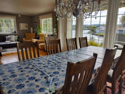 UlefossHus i Telemarkskanalens hjerte的一间配备有蓝白色桌椅的用餐室