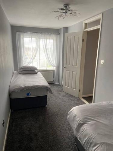 莫斯保罗Garland way 2 bed house Sheffield free parking 5 min from m1的一间卧室设有两张单人床和一个窗户。