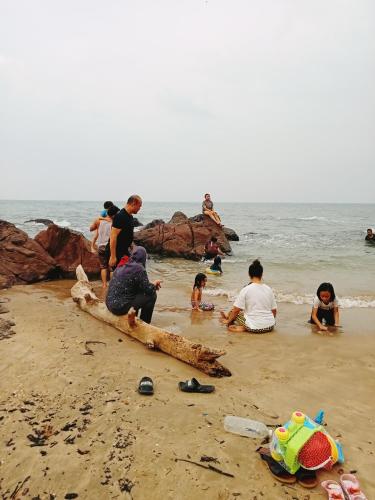 Kampong PandanThe Dorm的一群人在海滩上玩耍