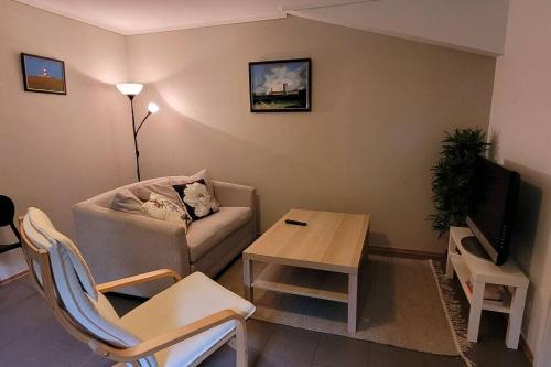 桑讷菲尤尔Cosy flat with 180cm wide very comfortable bed的客厅配有沙发和桌子