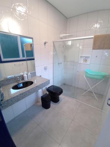 欧鲁普雷图Casa nova com suítes amplas的带淋浴、卫生间和盥洗盆的浴室