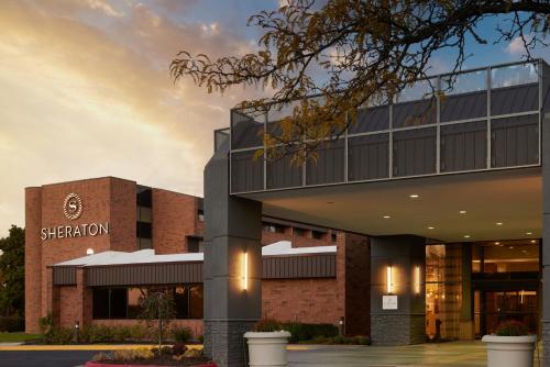 大急流城Sheraton Grand Rapids Airport Hotel的医院建筑外墙的 ⁇ 染