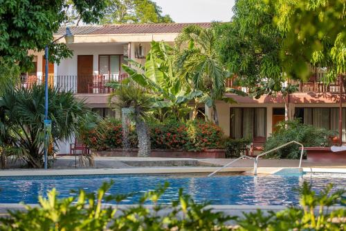 利比里亚博伊罗斯酒店的房屋前有游泳池的房子