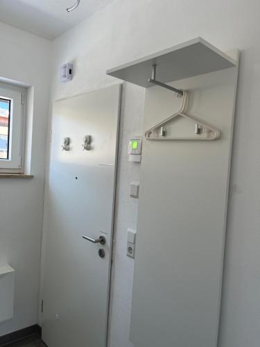 维林根Kleiner Kristall inklusive MeineCard Plus的浴室设有白色门和水槽