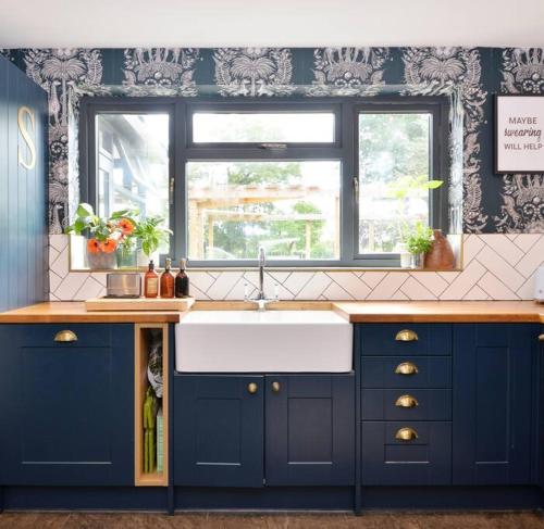 内勒惠特克Stunning, high end country house的蓝色的厨房,配有水槽和窗户