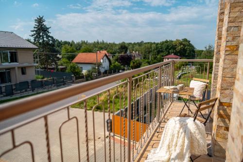 Nové JirnyLASKARA Garden Apartment by Prague Forest的阳台配有桌椅和道路
