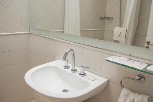 科尔多瓦阿根廷科尔多瓦维多利亚格兰酒店的白色的浴室设有水槽和镜子