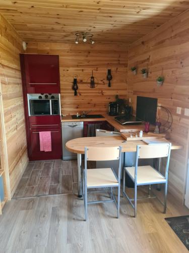 圣谢利多布拉克AUBRAC Spa的小屋内的厨房配有桌椅