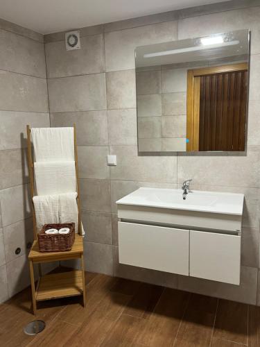 劳林哈Mike’s House的一间带水槽、镜子和椅子的浴室
