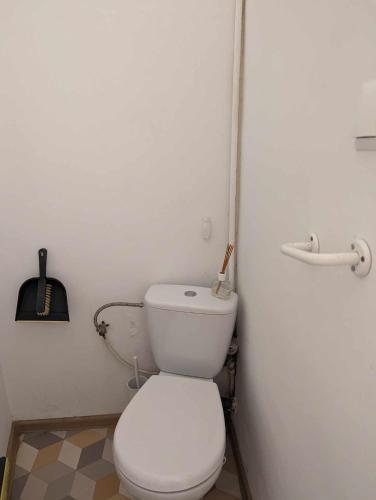 海乌姆诺OneRoom的一间位于客房内的白色卫生间的浴室