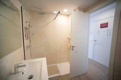 拉曼加戴尔马尔梅纳Renovated apartment in La Manga with great sunset的带淋浴、盥洗盆和镜子的浴室