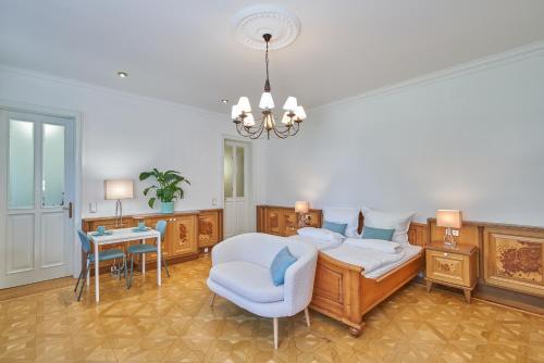 巴登Exclusive Entry: Cozy Guestroom的一间卧室配有一张床、一把椅子和一张桌子