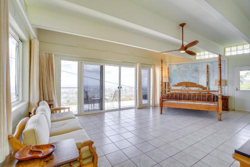 檀香山Honolulu Hideaway with Balcony City and Ocean View!的客厅配有沙发和1张床
