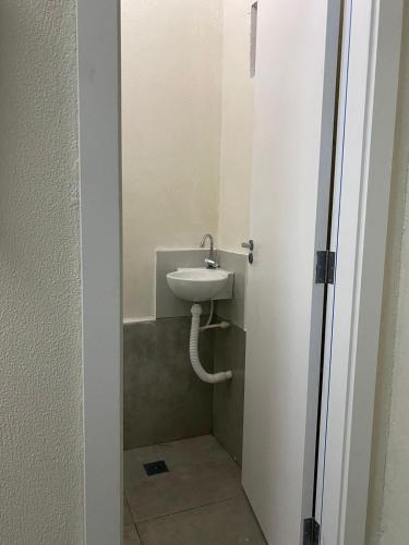 沙帕达-杜斯吉马朗伊斯Hospedagens Express II的一间带水槽和卫生间的小浴室