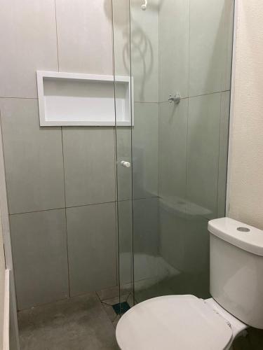沙帕达-杜斯吉马朗伊斯Hospedagens Express II的一间带卫生间和玻璃淋浴间的浴室