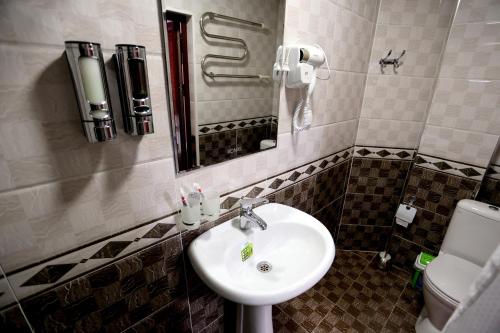 撒马尔罕Hotel Plaza 777的一间带水槽和卫生间的浴室