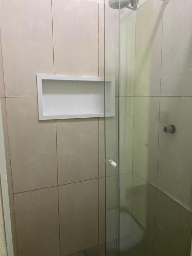 沙帕达-杜斯吉马朗伊斯Hospedagens Express I的浴室里设有玻璃门淋浴