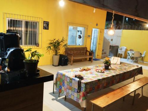 瓜拉派瑞Casa Amarela Hostel的客厅中间设有桌子