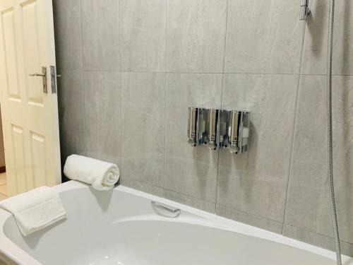 哈博罗内Mmaset Houses bed and breakfast的浴室配有白色水槽和淋浴。