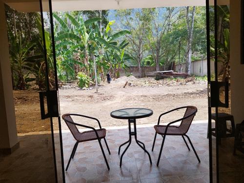 廷戈玛丽亚Villa Elena的一张桌子和两把椅子以及一张玻璃桌子和椅子