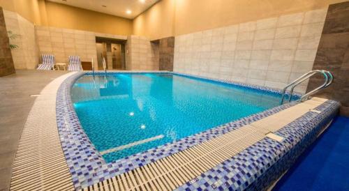 伊斯兰堡Centaurus Apartment Islamabad的在酒店房间的一个大型游泳池