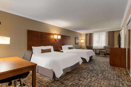 蒙特利尔西佳玛丽乡村酒店的酒店客房配有两张床和一张书桌
