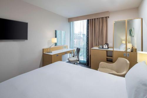 布里斯托希尔顿花园布里斯托尔市中心旅馆的配有一张床和一张书桌的酒店客房