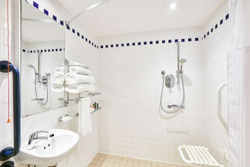 布里斯托希尔顿花园布里斯托尔市中心旅馆的带淋浴和盥洗盆的白色浴室