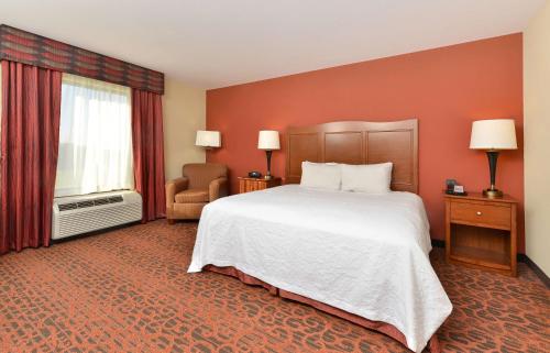 Muscatine马斯卡廷汉普顿酒店的一间设有大床和窗户的酒店客房