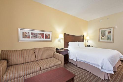 盖恩斯维尔黑马克特盖恩斯维尔汉普顿酒店的酒店客房,配有床和沙发